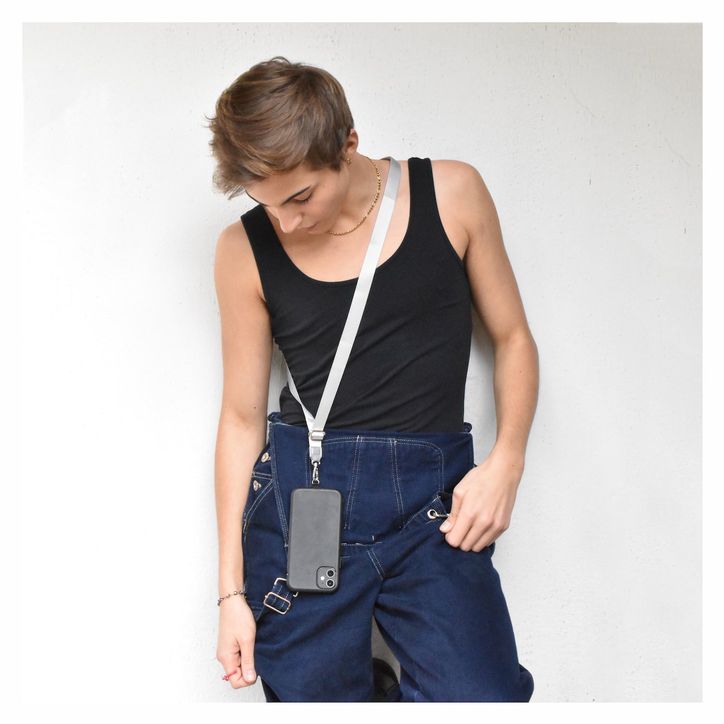 Strap para carcasa de celular universal, diseño ajustable gris.