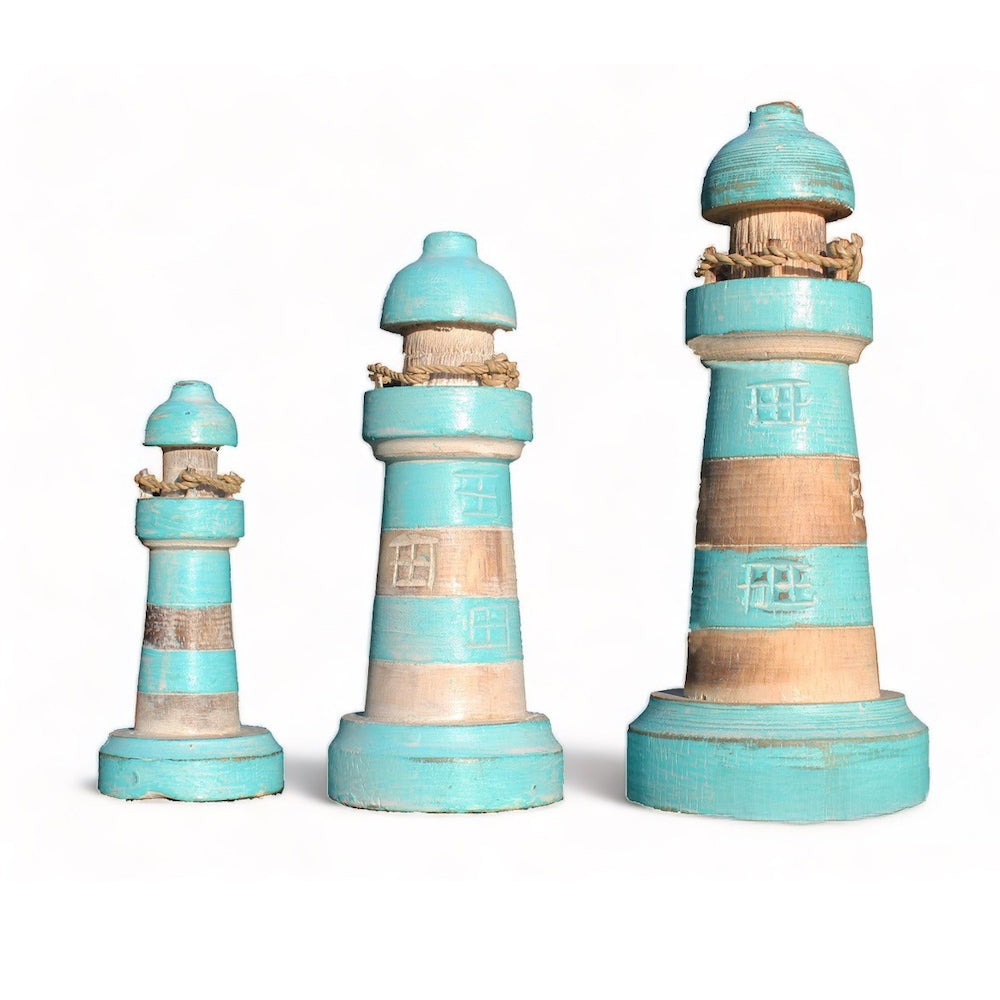 Decoración náutica. Faros decorativos de madera turquesa.