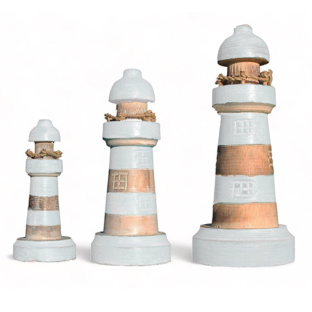 Decoración náutica. Faros decorativos de madera blancos.