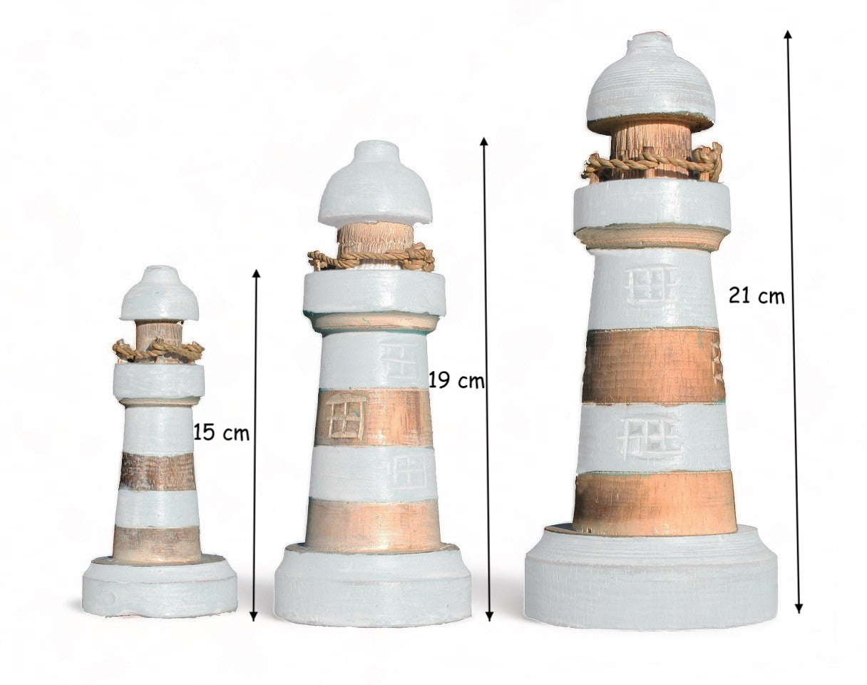 Decoración náutica. Faros decorativos de madera blancos.
