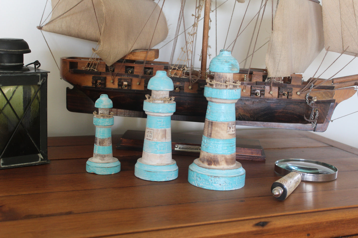 Decoración náutica. Faros decorativos de madera turquesa.