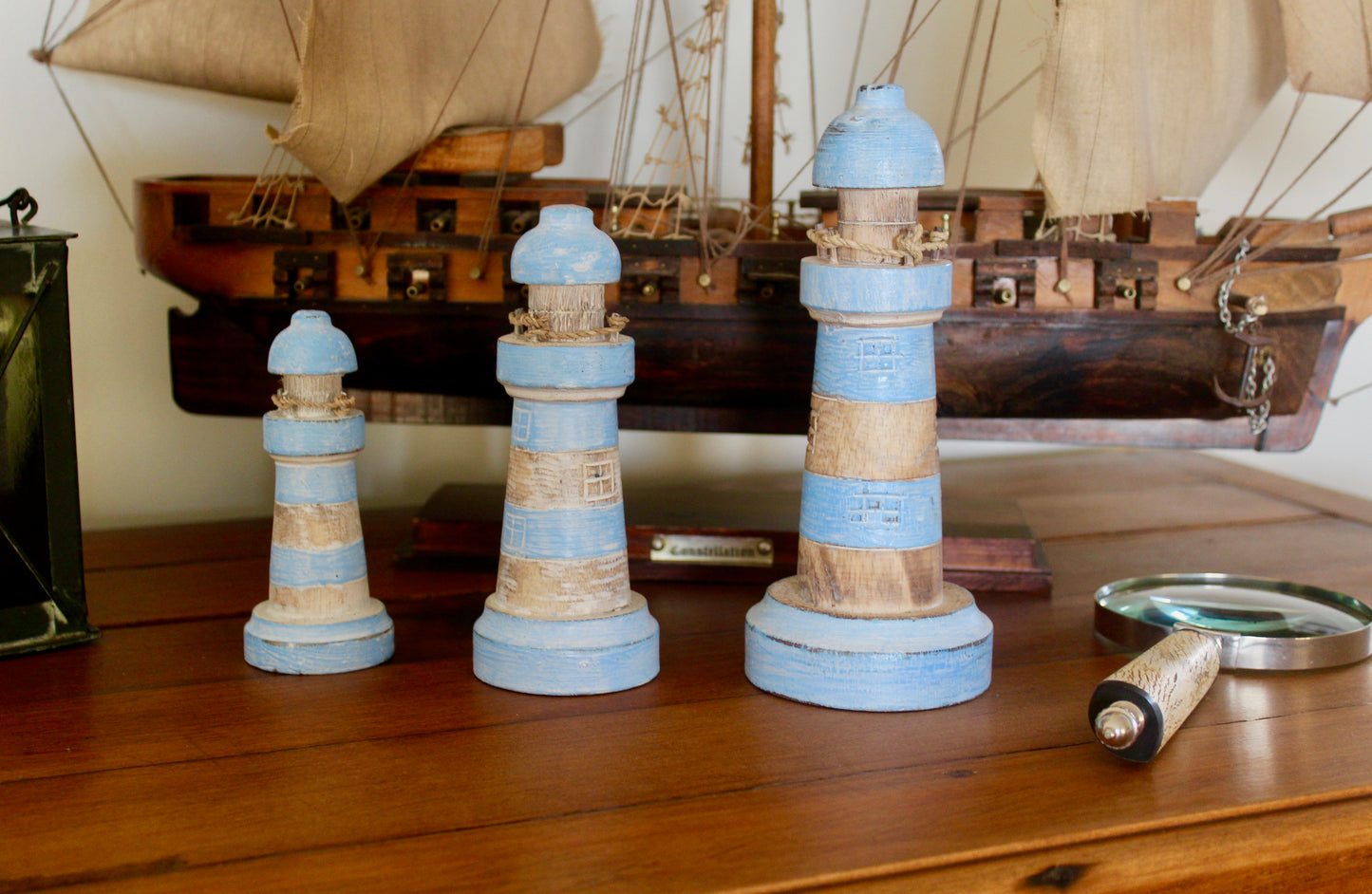 Decoración náutica. Faros decorativos de madera, celeste.