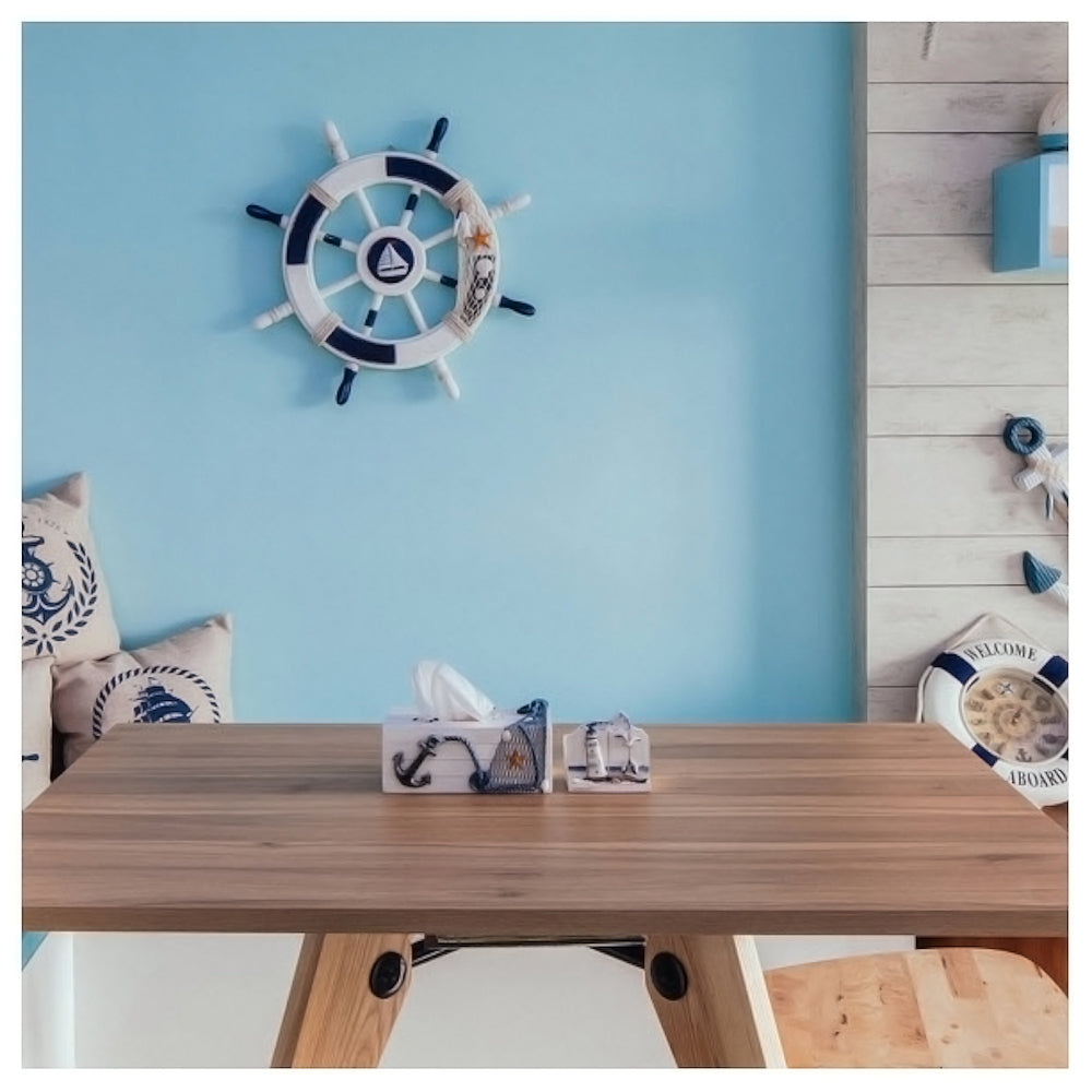 Decoración náutica, timón madera, diseño marino.